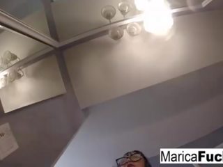 Marica hase -ban sedusive fehérnemű maszturbál -ban a tükör