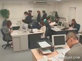 Appealing warga asia pejabat kecantikan mendapat seksual mengusik di kerja