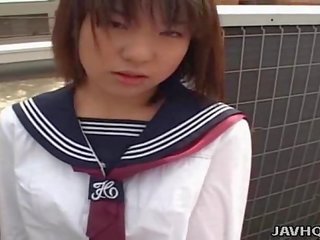 Japanilainen nuori nuori nainen imee kukko sensuroimattomia