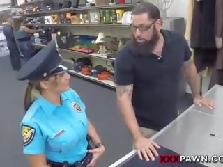 Mladý žena policejní důstojník hocks ji pistole