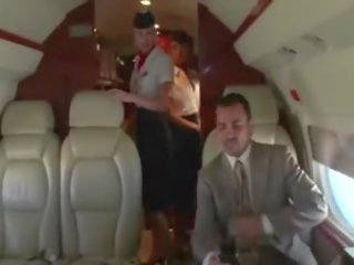 Vällustig stewardesses suga deras klienter hård putz på den plane