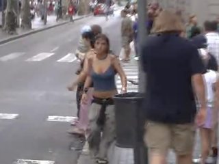Unggul pacar perempuan dengan besar tetek berjalan di jalan