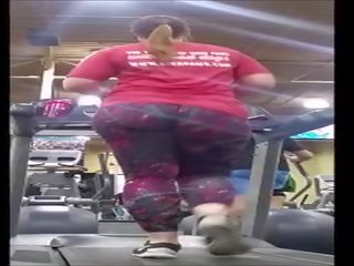 Jiggly غنيمة شقراء pawg في treadmill