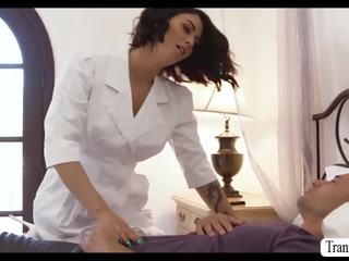Gab है x गाली दिया वीडियो साथ आकर्षक टीगर्ल नर्स domino पर उसके बिस्तर