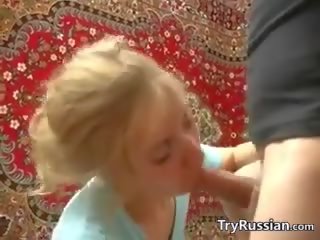 Juteklīgs krievi meita ar divi gaiļus par viņai gulta
