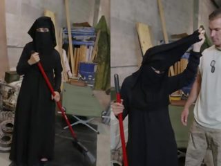 סיור של שלל - מוסלמי אישה sweeping ריצפה מקבל noticed על ידי לוהט אמריקאית soldier