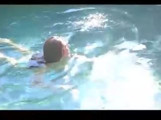 Zoey extraordinary bruna con impressionante corpo nuoto in bikini e lampeggiante culo