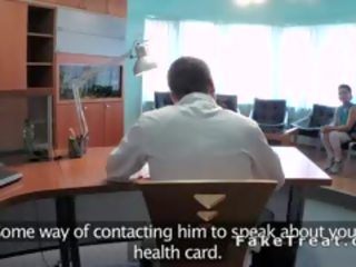Intern pieprzy pacjent na za biurko