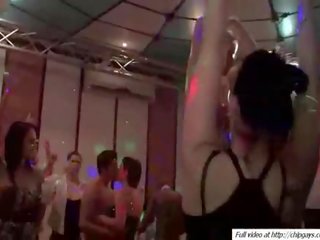 Filles groupe sexe vidéo fête groupe boîte de nuit danse coup emploi hardcore furieux homosexuel