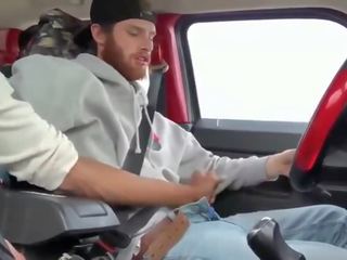 Două super bărbați masturband-se în the masina
