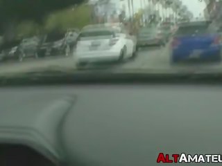 Alt lelaki jacks off manakala menunggang beliau kereta