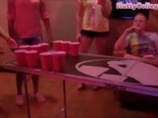 Пиво pong гра ends вгору в an інтенсивний коледж ххх відео оргія