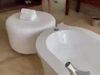 Vacation- amadora jovem mulher anal ejaculação interna em o banho quarto
