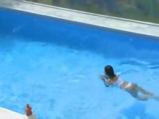 Гарненька грудаста diva alone на в басейн