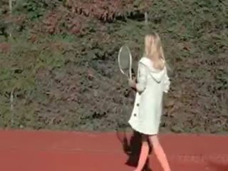 Likainen söpöläinen hieno nainen sasha kiusanteko pillua kanssa tennistä racket