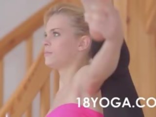 Flexibel yoga tiener spreads voor haar schoolmeisje