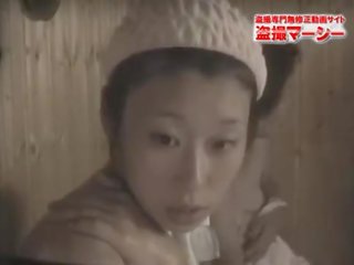 Japan women sauna ýalaňaja seredýän 4