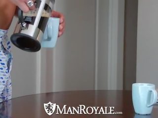 Manroyale grueso rabo con un taza de café