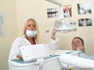 Magnificent วัยรุ่น นมโต บลอนด์ dentist วีดีโอ เธอ หน้าอก ไปยัง a ผู้ป่วย