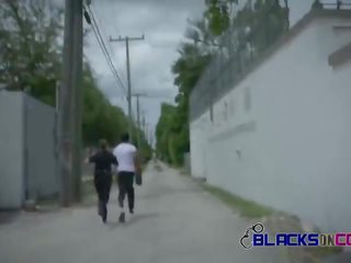 Blacks på cops utomhus offentlig kön filma med bystiga vit grown-up babes