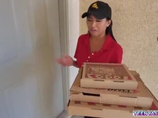 Chim giẻ cùi romero và rion vua muốn một số bánh pizza và ember tuyết delivered nó tươi và tuyệt vời với một thêm có ba người service&period;