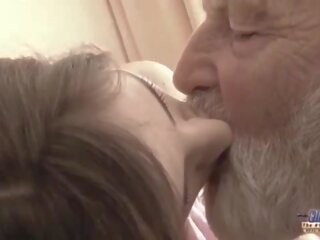 Vieux jeune - grand peter grand-père baisée par ado elle lèche épais vieux homme johnson