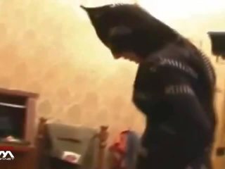 Maskovaný catwoman robenie rukou dráždenie & denial zasadnutie