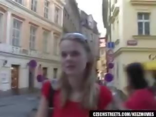 צ'כית ברחובות - ורוניקה מכה פִּיר ל מזומנים
