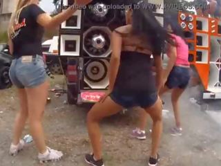 Loira muito gostosa dan&ccedil;ando funk