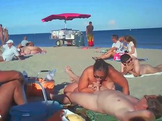 Mamuśka wieje jej adolescent na nagie plaża przez podglądaczy