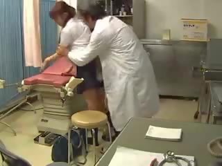 Japońskie nastolatka pieprzony w gynecology wideo