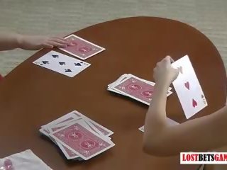 二 魅力的な 熟女 遊ぶ a ゲーム の ストリップ blackjack