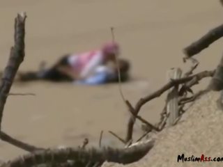 Moroccan hija kotě vyprštěná v pláž