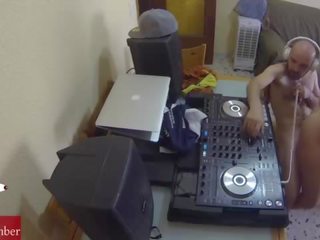 Dj sikiş and scratching in the chair with a hidden kamera spying my extraordinary gf