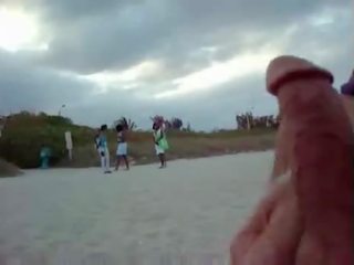 Avalik riietes naine paljaste meestega beach-jerker-stroke ja sperma jaoks rand