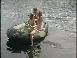 Tre marvellous ragazze nuda ragazze in il giungla su barca per cazzo caccia