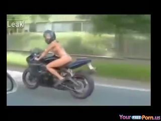 Нудисти на motorcycle