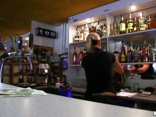 Amatør bartender lenka reamed til kontanter