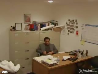 Ηδονικός ξανθός/ιά fucks και χάλια καβλί σε γραφείο θέση