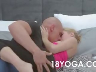 Copil vis yoga pantaloni rupt și inpulit