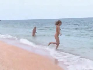 3 nudists spiller på den strand