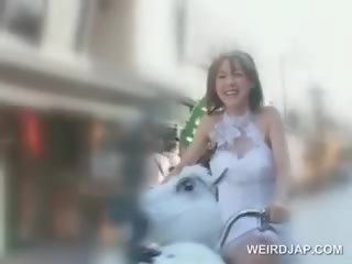 Азиатки тийн кукла получаване на путка мокри докато езда на bike