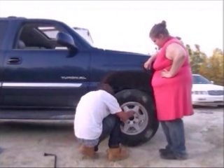 Jovem jovem grávida dar porcas filme clipe para carro trouble socorro, orgasmo ejaculação interna