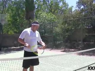 Teismeliseiga imema nende tennis õpetaja