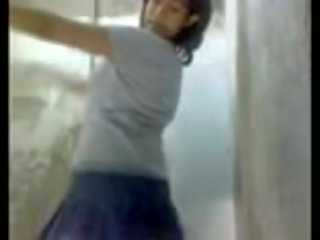 Mexičan dospívající tanec a proužek v koupelna