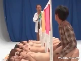 Asia telanjang gadis mendapatkan cunts dipaku di sebuah kotor film kontes