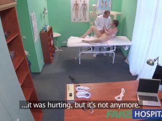 Fakehospital enticing aussie turist me i madh cica dashuron mjekët spermë në pidh