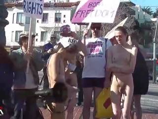 Голий sword nudists в публічний оголена protest