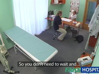 Terrific brunetka pielęgniarka daje pacjent
