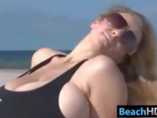Buah dada besar perempuan berjalan sekitar itu pantai